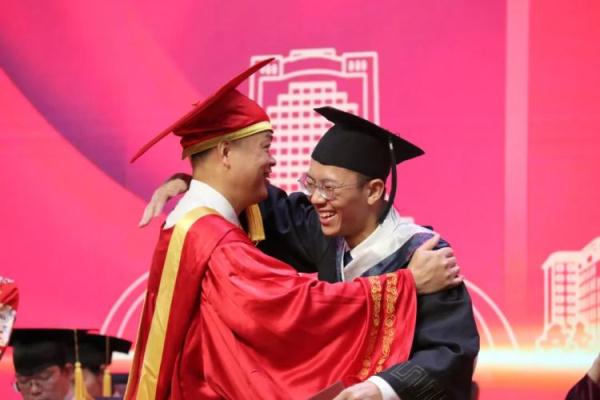 毕业典礼校长站了30多个小时!他说:常规操作 毕业典礼校长站了30多个小时!他说:常规操作