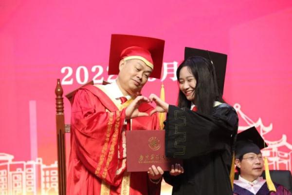 毕业典礼校长站了30多个小时!他说:常规操作 毕业典礼校长站了30多个小时!他说:常规操作