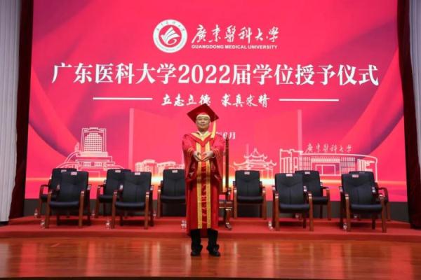 毕业典礼校长站了30多个小时!他说:常规操作 毕业典礼校长站了30多个小时!他说:常规操作