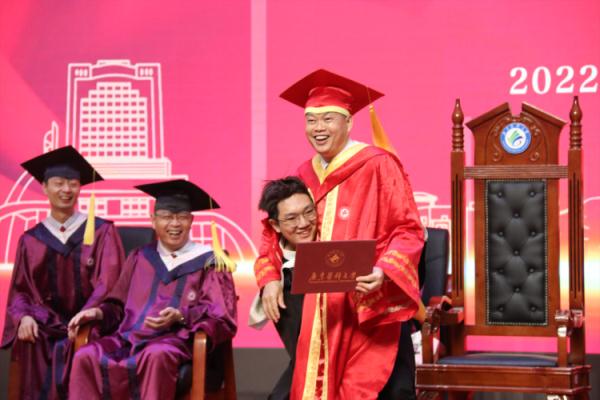 毕业典礼校长站了30多个小时!他说:常规操作 毕业典礼校长站了30多个小时!他说:常规操作