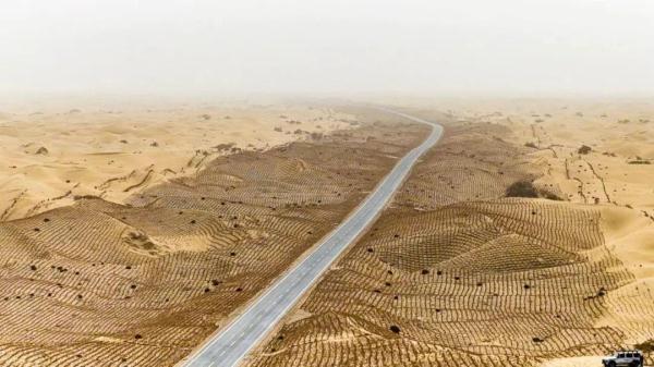 无水、无电、无信号！这条穿越沙漠的公路如何建成？