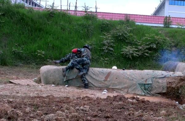 惊险!新兵投弹失手,中队长3秒险中救人 惊险!新兵投弹失手,中队长3秒险中救人