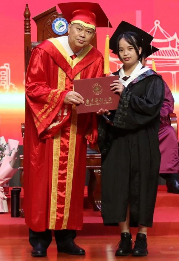 毕业典礼校长站了30多个小时!他说:常规操作 毕业典礼校长站了30多个小时!他说:常规操作