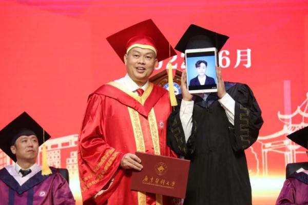 毕业典礼校长站了30多个小时!他说:常规操作 毕业典礼校长站了30多个小时!他说:常规操作