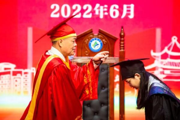 毕业典礼校长站了30多个小时!他说:常规操作 毕业典礼校长站了30多个小时!他说:常规操作