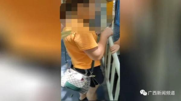 南宁两小孩玩耍时磕碰，一母亲动手致对方孩子头部受伤送医
