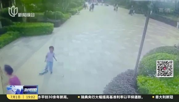 惊悚！卡丁车铲倒男童，后脑勺重重摔地受伤！生猛“网红玩具”如何管理？