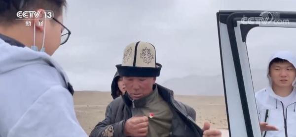 “亮出党员徽章”的新疆大叔感动全网