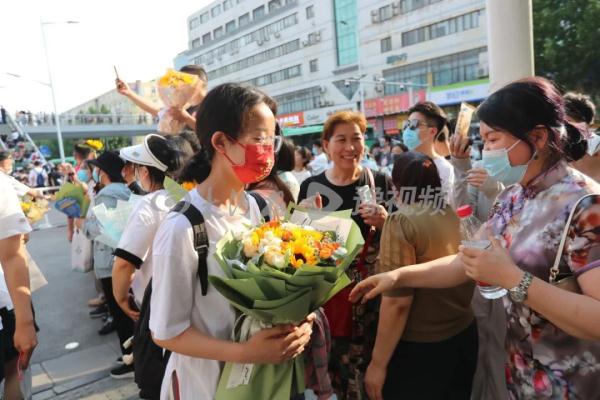 专家？捡漏？上万元的高考志愿填报服务真能帮孩子创造报考奇迹？