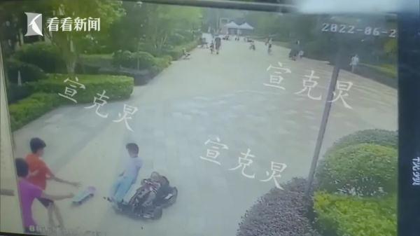 惊悚！卡丁车铲倒男童，后脑勺重重摔地受伤！生猛“网红玩具”如何管理？