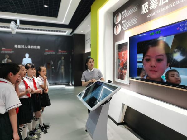 吸毒后会变成什么样?他们看着那个“吸毒”后的“自己”不忍直视…… 吸毒后会变成什么样?他们看着那个“吸毒”后的“自己”不忍直视……