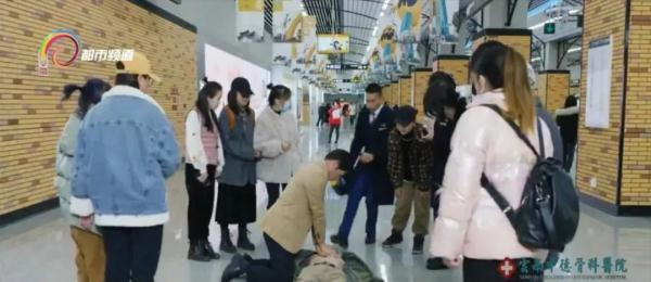 体育馆内打羽毛球突发心梗，这个神器救命了！
