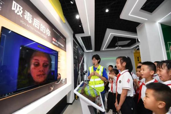 吸毒后会变成什么样?他们看着那个“吸毒”后的“自己”不忍直视…… 吸毒后会变成什么样?他们看着那个“吸毒”后的“自己”不忍直视……