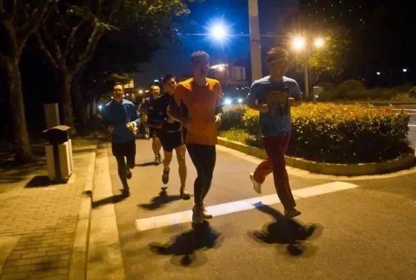 高温酷暑保平安 | 男子夜跑晕倒，民警及时救助脱险