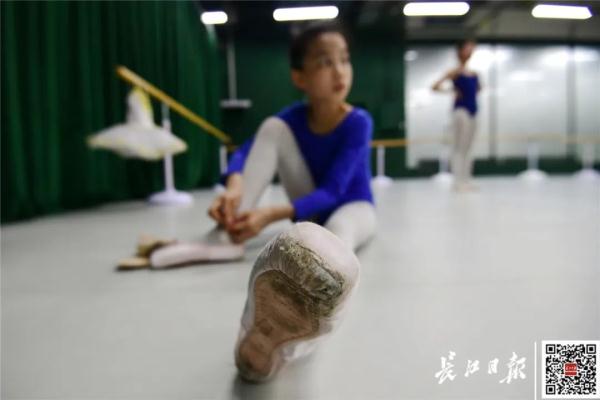 9岁女孩练了5年芭蕾后，妈妈发现……