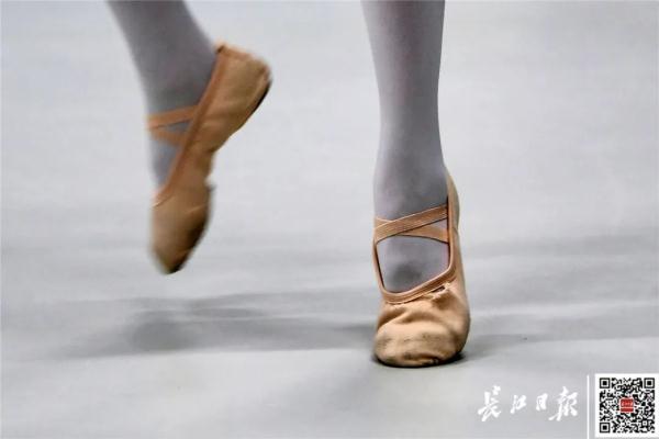 9岁女孩练了5年芭蕾后，妈妈发现……