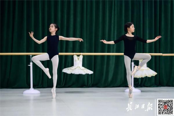 9岁女孩练了5年芭蕾后，妈妈发现……