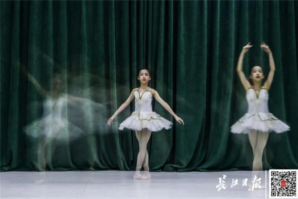 9岁女孩练了5年芭蕾后，妈妈发现……