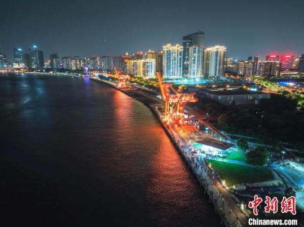 （上海战疫录）瞬时人流量2万余人次 上海徐汇滨江近期成“打卡”热门地