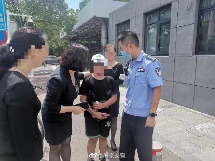 熊孩子离家出走 骑车误上高速路