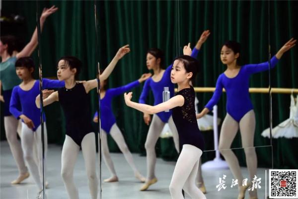 9岁女孩练了5年芭蕾后，妈妈发现……