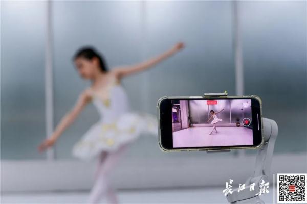 9岁女孩练了5年芭蕾后，妈妈发现……