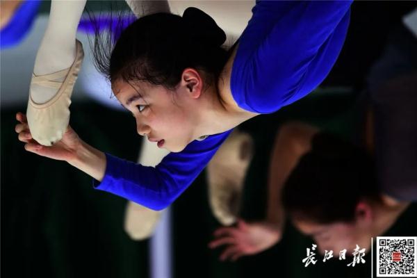 9岁女孩练了5年芭蕾后，妈妈发现……