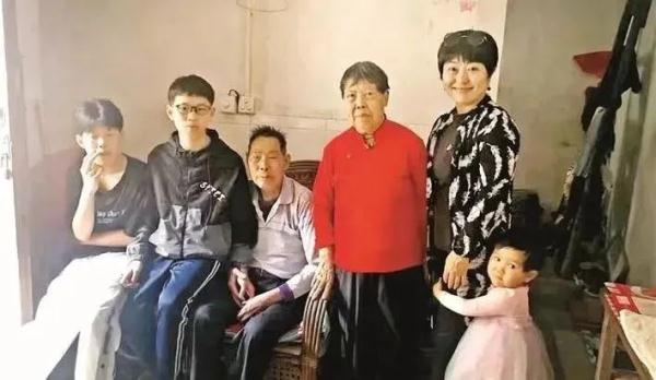 感动全网！深圳这位老师背着4岁女儿去支教......
