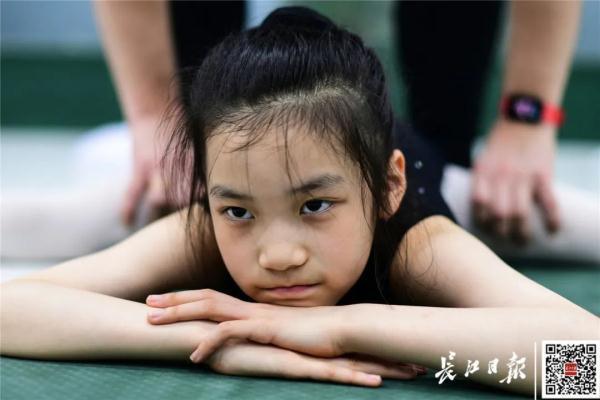 9岁女孩练了5年芭蕾后，妈妈发现……