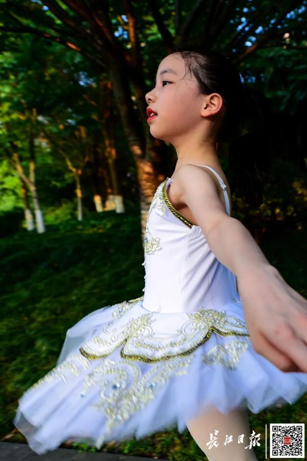 9岁女孩练了5年芭蕾后，妈妈发现……
