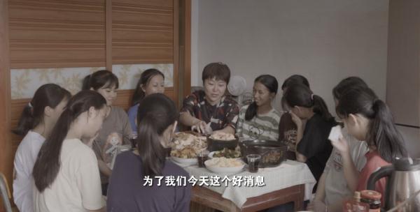 感动全网！深圳这位老师背着4岁女儿去支教......