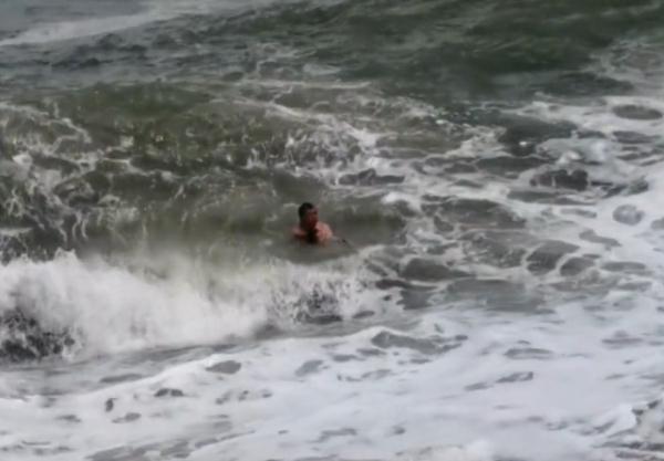 海浪卷走4岁女童,这场与大海抢人的“战斗”,他们赢了! 海浪卷走4岁女童,这场与大海抢人的“战斗”,他们赢了!