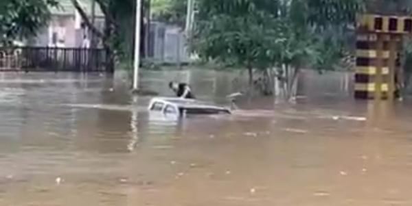 突降暴雨，东莞一小车被淹！车内有人在呼救，危急时刻…
