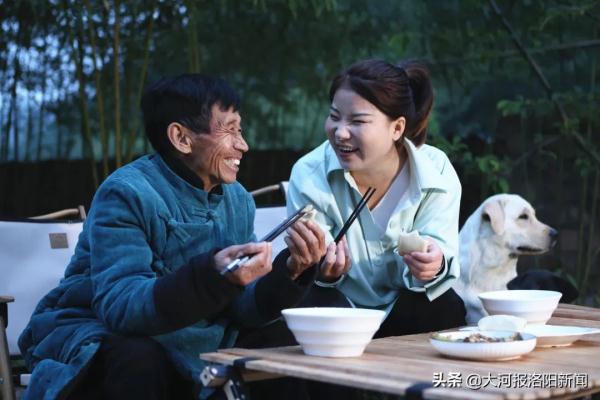 “白鸽”不忘归巢：为报答养父，“95后”女孩放下工作买房车，带着爸爸游中国……