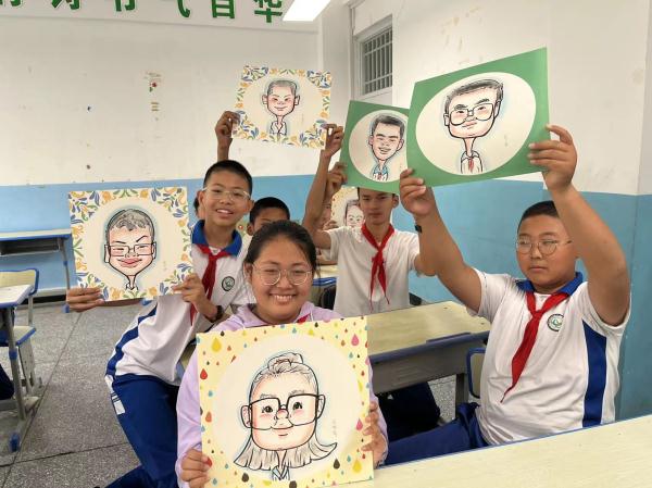 暖心!美术老师为110名毕业学生创作人像漫画 暖心!美术老师为110名毕业学生创作人像漫画