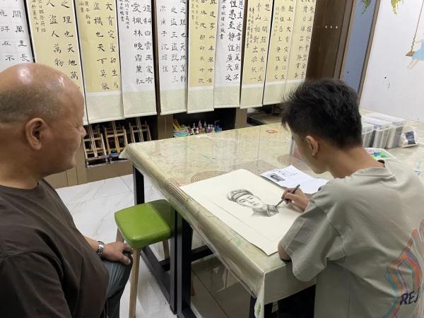 杭州大伯向派出所“借”自己的身份证黑白照，原因让人泪目…