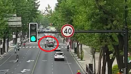 轿车司机屡屡变道、逼停摩托车，还辩称“害怕对方”？行政拘留！