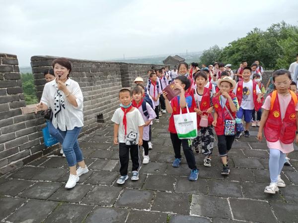 秦皇岛：给娃娃讲述保护长城的故事
