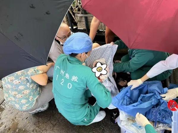 孕妇天桥上紧急分娩，路人、医护爱心助力，母子平安