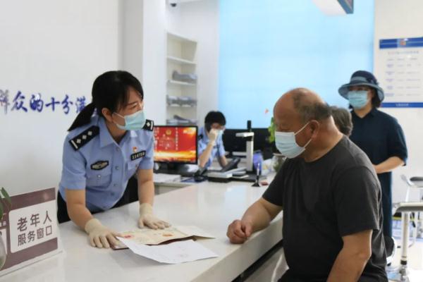杭州大伯向派出所“借”自己的身份证黑白照，原因让人泪目…