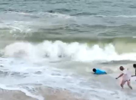 海浪卷走4岁女童,这场与大海抢人的“战斗”,他们赢了! 海浪卷走4岁女童,这场与大海抢人的“战斗”,他们赢了!