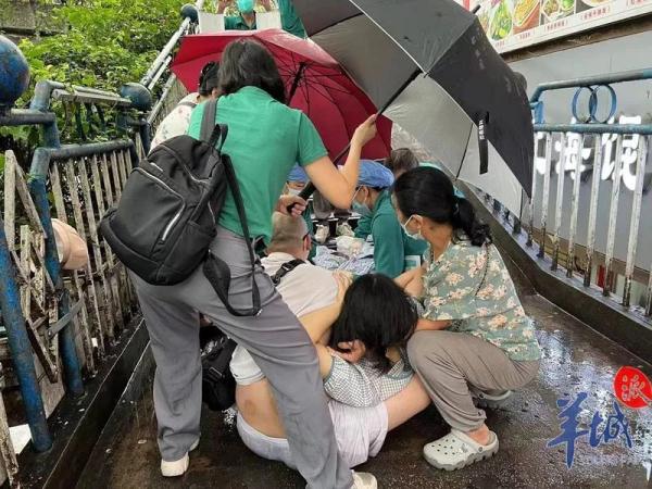 孕妇天桥上紧急分娩，路人、医护爱心助力，母子平安