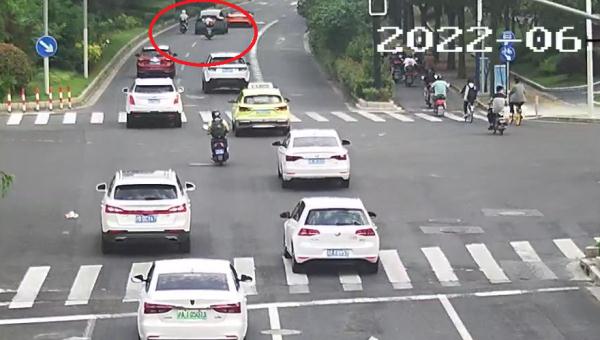 轿车司机屡屡变道、逼停摩托车，还辩称“害怕对方”？行政拘留！