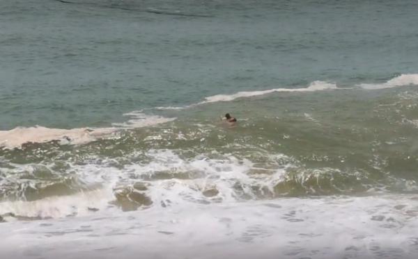 海浪卷走4岁女童,这场与大海抢人的“战斗”,他们赢了! 海浪卷走4岁女童,这场与大海抢人的“战斗”,他们赢了!