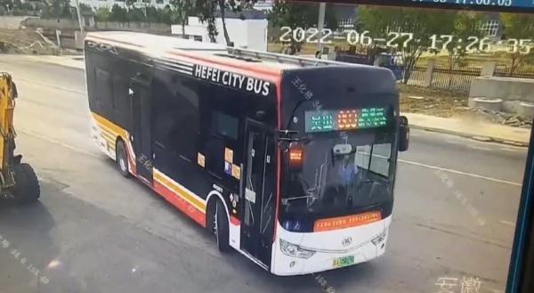 合肥803路公交车开进派出所……