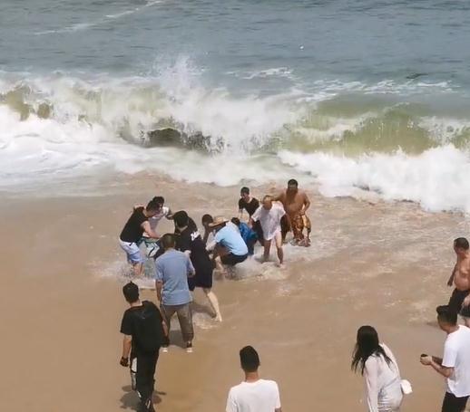 海浪卷走4岁女童,这场与大海抢人的“战斗”,他们赢了! 海浪卷走4岁女童,这场与大海抢人的“战斗”,他们赢了!