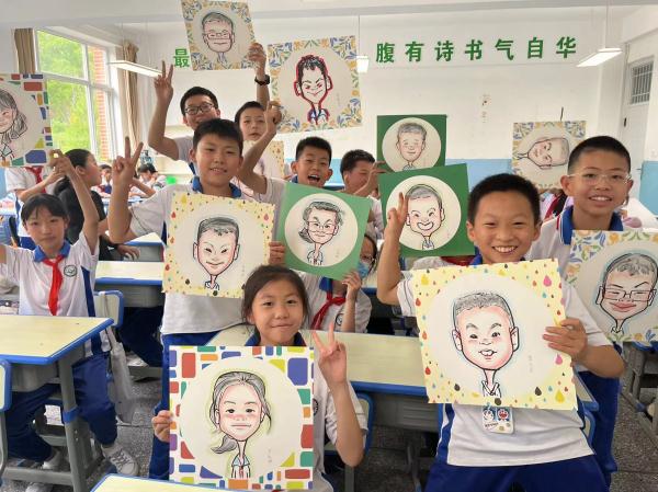 暖心!美术老师为110名毕业学生创作人像漫画 暖心!美术老师为110名毕业学生创作人像漫画