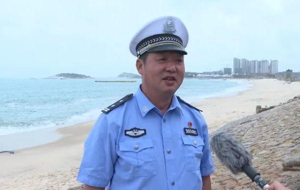 “英雄联盟”跳入巨浪，勇救4岁女童