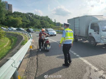 女子导航错选模式误入高速 交警及时带离保平安