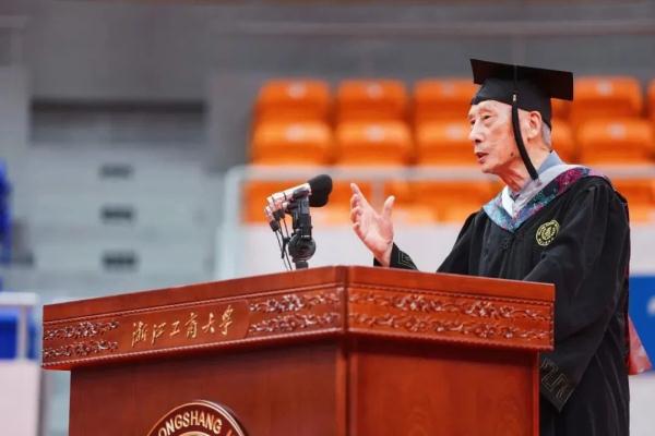 86岁“两弹一星”研究员拿下驾照,上个月刚参加了毕业典礼...... 86岁“两弹一星”研究员拿下驾照,上个月刚参加了毕业典礼......